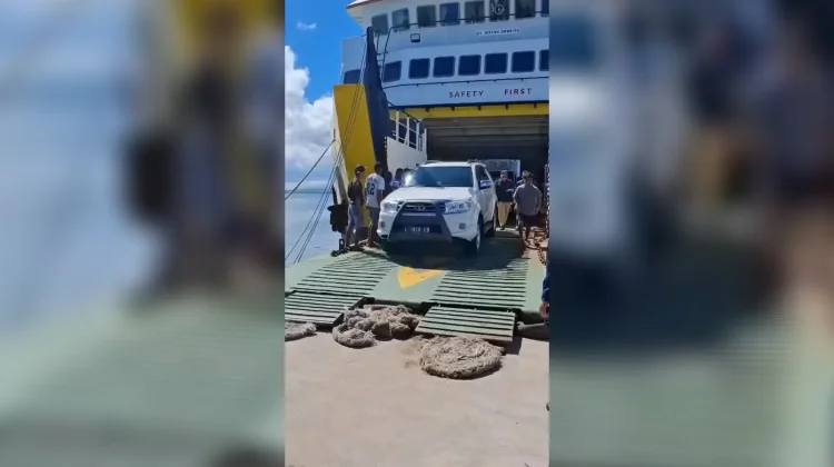 Ferry ASDP Kembali Beroperasi di Pelabuhan Lewoleba