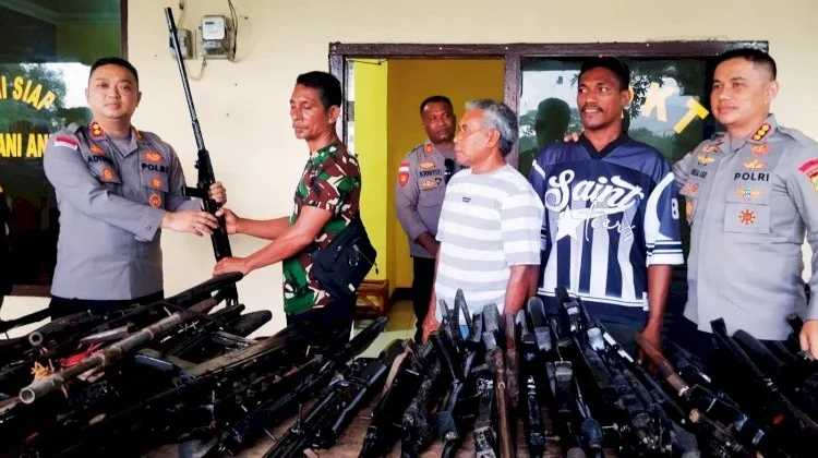 Masyarakat Bele Serahkan 52 Senjata Rakitan ke Polres Flotim