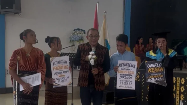 Bupati Ende Beri Bantuan Disabilitas dan Janji Beasiswa