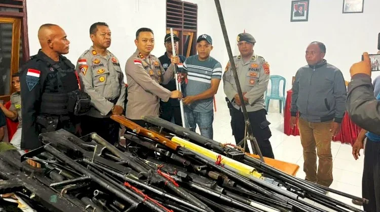 Warga Desa Narasaosina Serahkan 57 Senpi Rakitan ke Polres Flores Timur