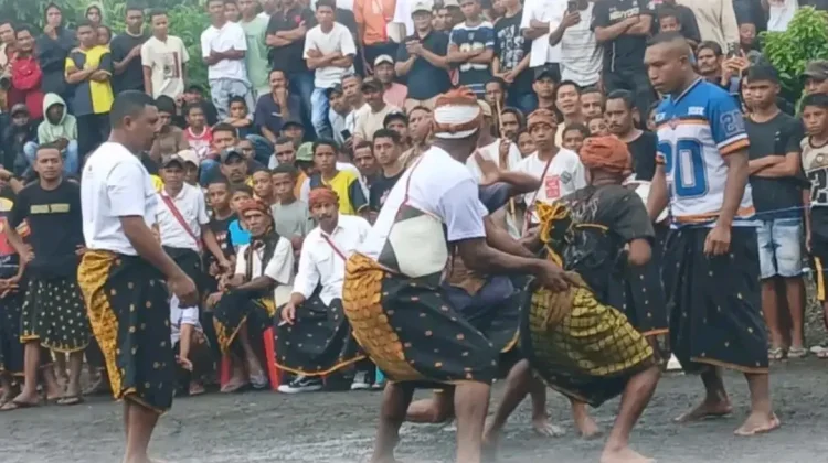 Polsek Soa Amankan Ritual Tinju Adat Sagi di Kampung Masu