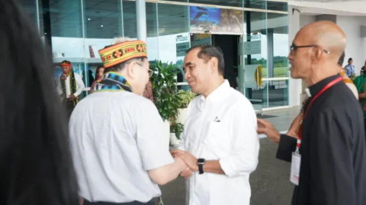 Tiba di Labuan Bajo, Presiden Caritas International Disambut Secara Adat