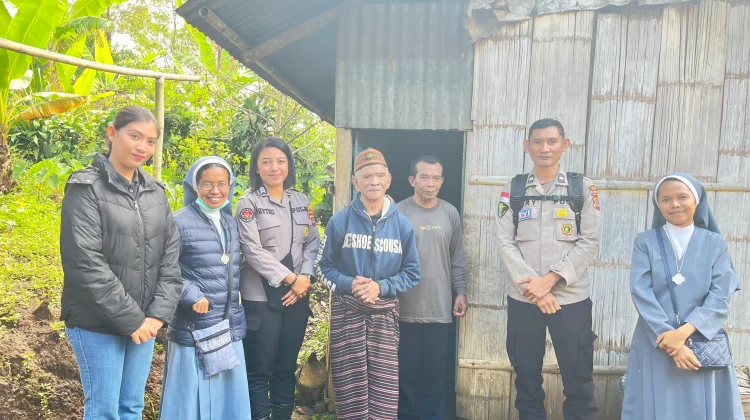Polres Manggarai Salurkan Bantuan untuk Pasangan Lansia di Gubuk Reyot