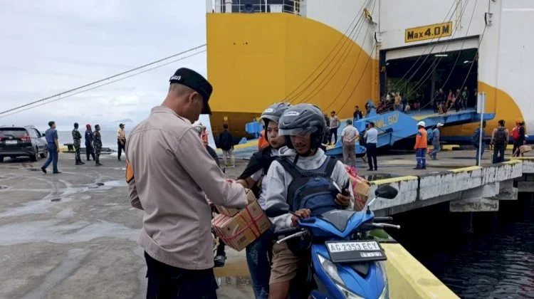KM Dharma Rucitra VII Sandar Aman di Maumere, Ratusan Penumpang Tiba