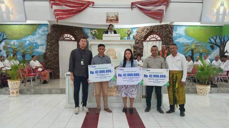 BPJS Ketenagakerjaan Serahkan Santunan Kematian kepada Tiga Jemaat GMIT Labat