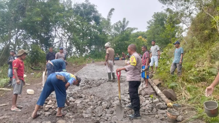 Warga Kurulimbu dan Bhabinkamtibmas Gotong Royong Perbaiki Jalan Rusak