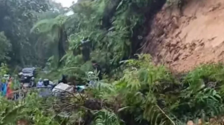 Jalur Ruteng–Iteng Lumpuh Total akibat Longsor di Desa Umung