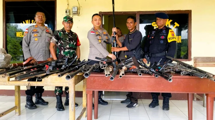 Warga Dusun Bele Kembali Serahkan Puluhan Senpira dan Sajam Kepada Polres Flotim