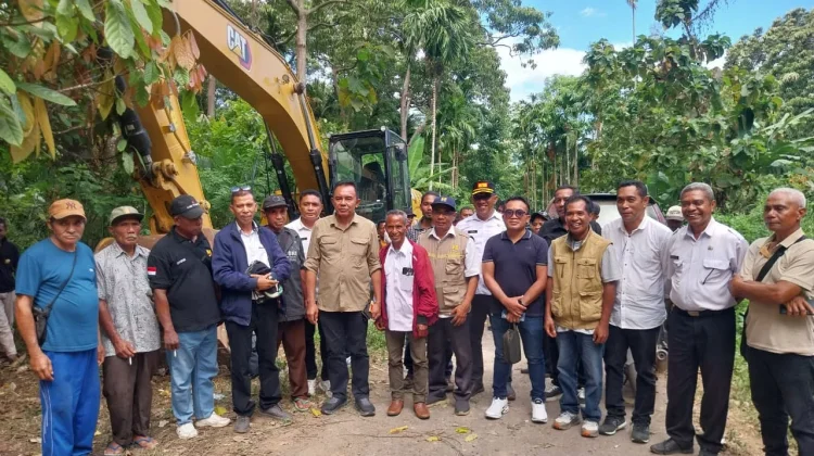 Bupati Flores Timur Tinjau Pengerjaan Ruas Jalan Desa Kawela Adonara