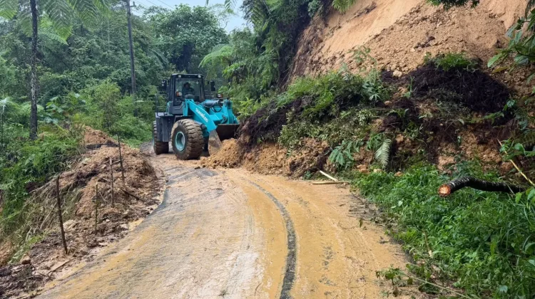 Alat Berat Diturunkan ke Lokasi Longsor Jalur Ruteng–Iteng