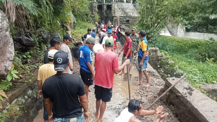 Babinsa dan Warga Hilihintir Gotong Royong Bersihkan Saluran Irigasi
