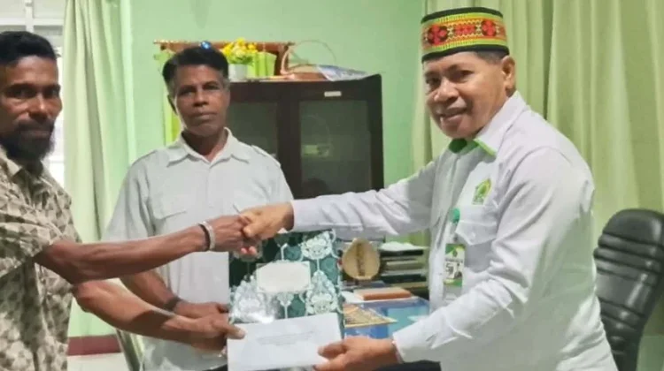 Kemenag Sikka Salurkan Bantuan untuk Rehabilitasi Gereja Stasi Kringa