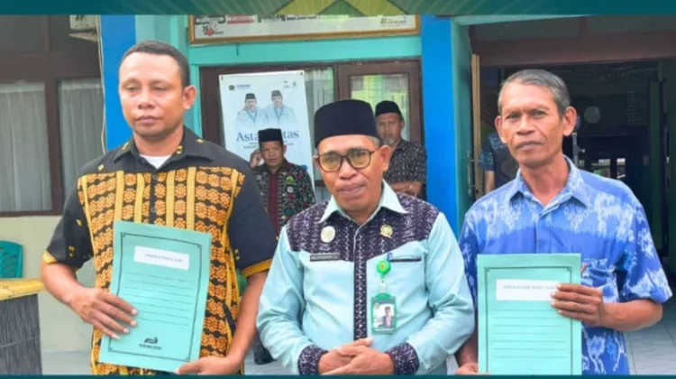 Kemenag Ende Serahkan Sertifikat Pendidik, Perkuat Profesionalisme Guru Daerah