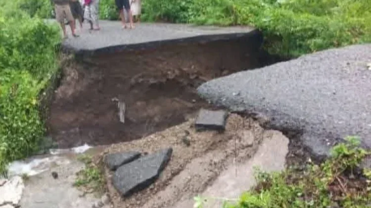 Akses Jalan Riung-Pota Putus Total