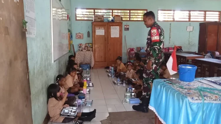 453 Siswa SD Inpres 2 Lewoleba Terima Makanan Bergizi Gratis