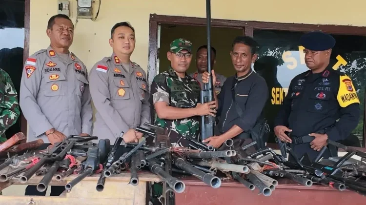 Warga Adonara Timur Serahkan Senjata Rakitan Secara Sukarela