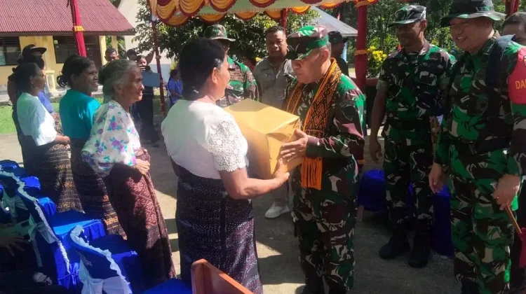 Satgas TMMD Ende Berbagi Bantuan untuk Warga