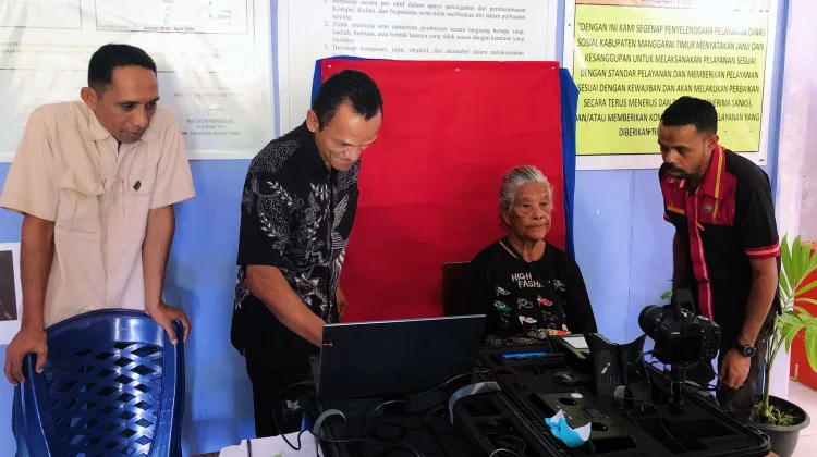 Wabup Tarsi Tinjau Perekaman KTP Lansia di Manggarai Timur