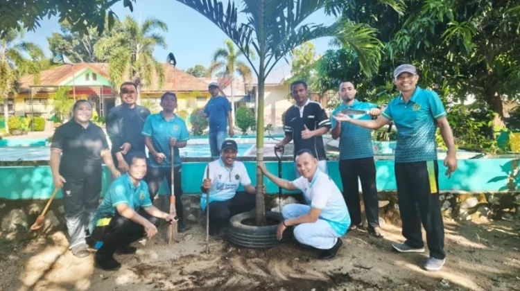 Kemenag Manggarai Barat Gelar Jumat Bersih, Dorong ASN Peduli Lingkungan