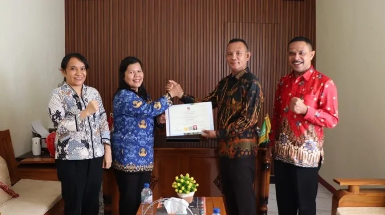 Guru Agama Kristen SDN Labuan Bajo 2 Terima Sertifikat Pendidik