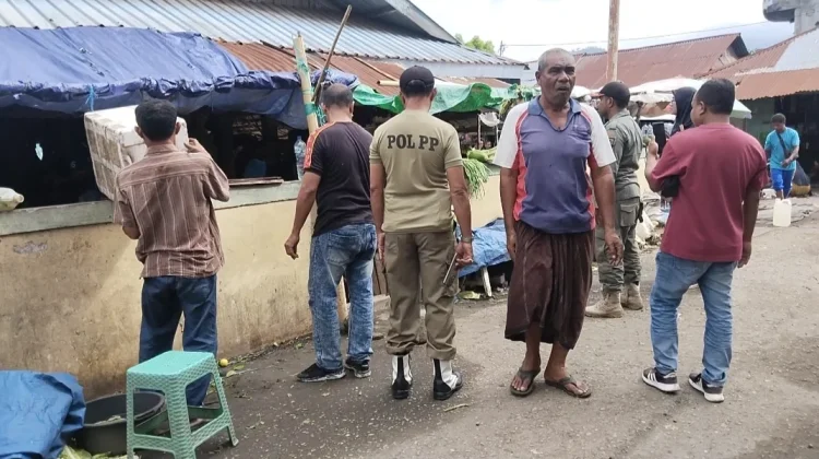 Satpol PP Tertibkan Lapak Pedagang Pasar Mbongawani Ende