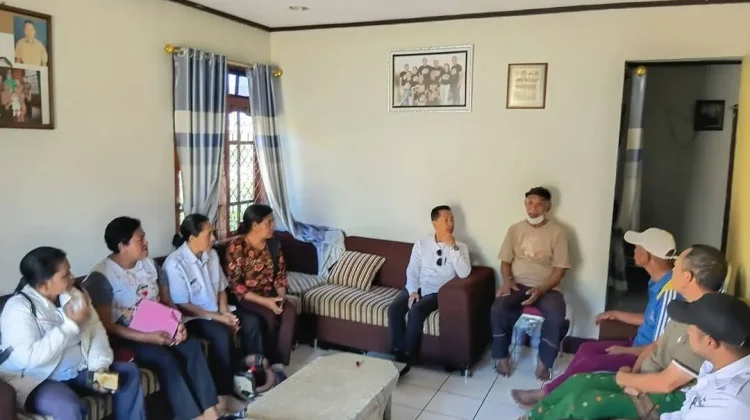 Dinsos Salurkan Bantuan bagi Keluarga Terdampak Kebakaran di Satar Tacik