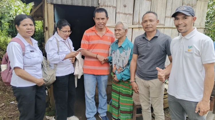 Peduli Lansia, Dinsos dan Komunitas Cama Momang Salurkan Bantuan di Satar Tacik