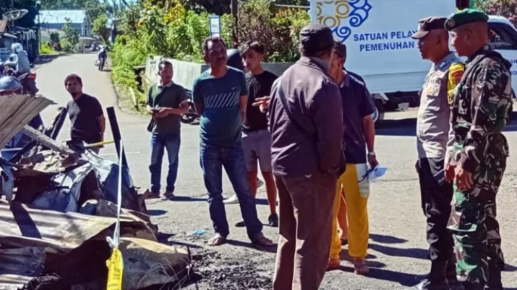 Sinergi Babinsa Koramil Ruteng dan Warga Bersihkan Puing Kebakaran Bengkel