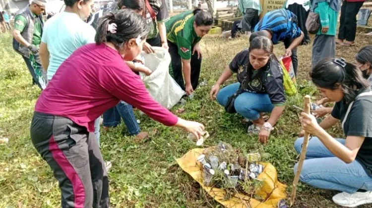 Kemenag Ende Gelar Bakti Sosial Bersihkan Lingkungan Kota
