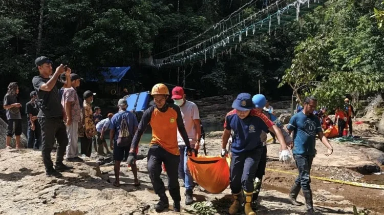 Tim SAR Gabungan Evakuasi Dua WNA Austria, Tewas Terjatuh di Jembatan Cunca Wulang