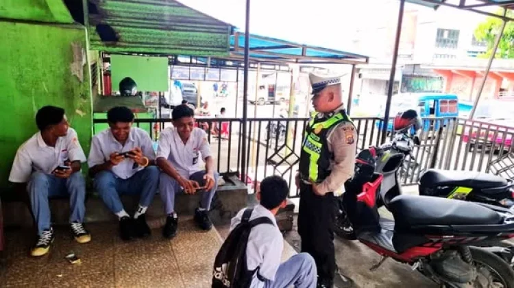Satlantas Flores Timur Edukasi Pelajar Tertib Berlalu Lintas