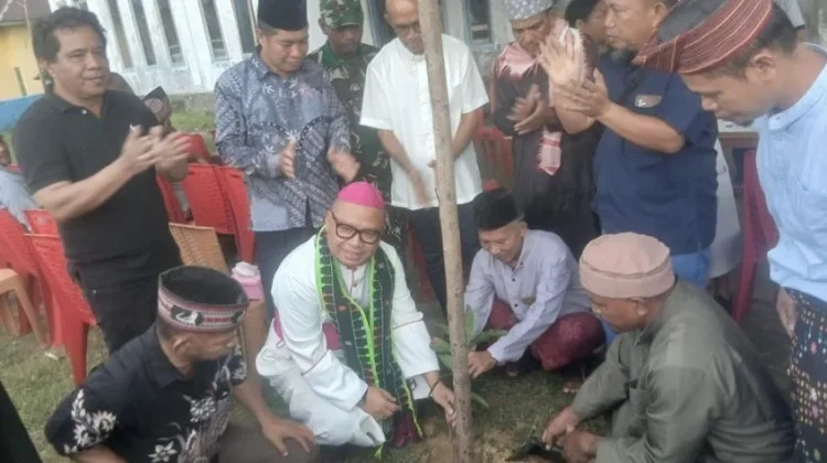 Kunjungi Boleng, Uskup Labuan Bajo Tanam Pohon dan Serahkan Hewan Kurban