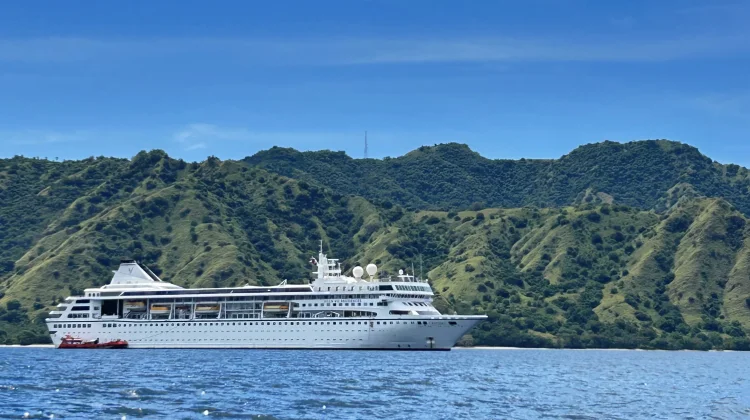 PELNI Labuan Bajo Sukses Layani Kapal Pesiar MV Odyssey