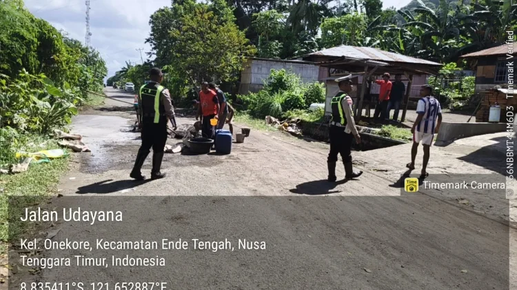 Kapolres Ende dan Jajaran Kolaborasi dengan Warga Tambal Jalan Berlubang