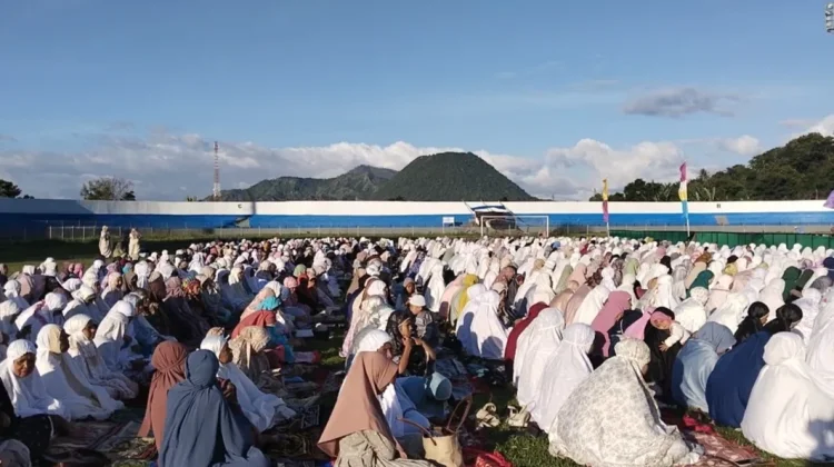 Ribuan Umat Islam  Shalat Idul Adha Bersama di  Satadion Marilongan