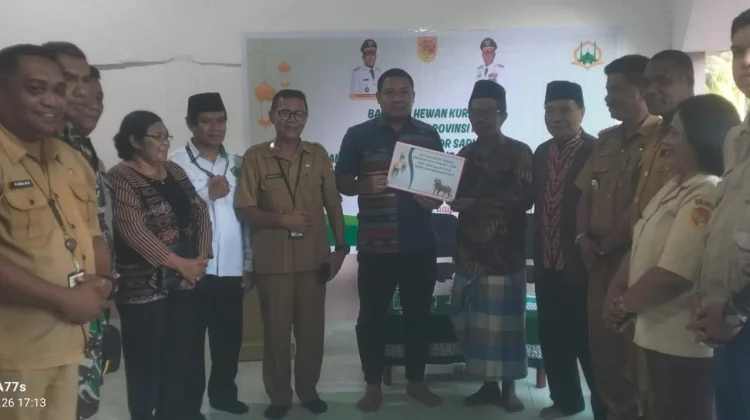 Gubernur NTT Serahkan Sapi Kurban untuk Warga Waioti