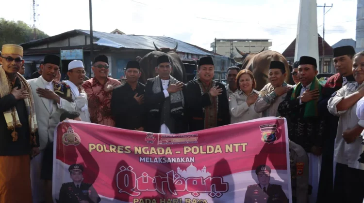 Polres Ngada Serahkan Hewan Kurban ke Masjid Agung Al-Ghuraba Baiturrahman Bajawa