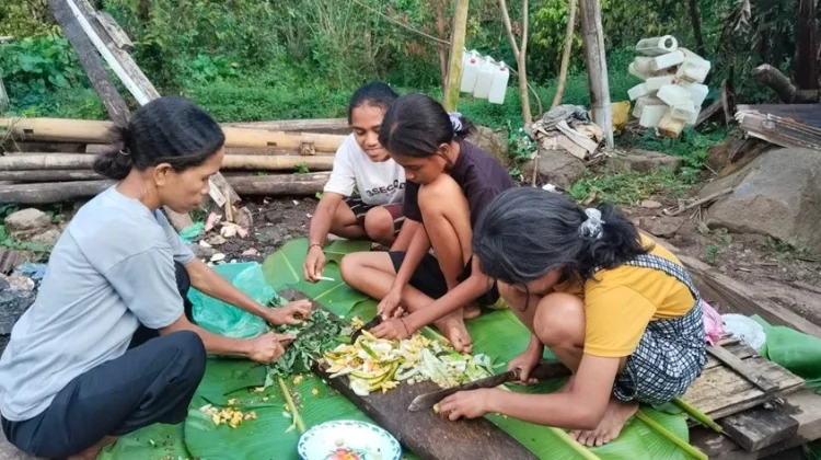 Penyuluh Agama Katolik Latih Kaum Muda Wolomuku Membuat Pupuk Organik Cair
