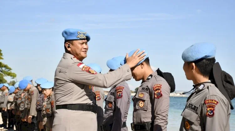 Kabidpropam Polda NTT Sematkan Baret Biru Personel Baru di Pantai Pasir Panjang