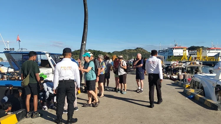 Patroli Jalan Kaki, Polisi Ciptakan Wisata Aman di Labuan Bajo