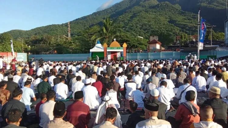 Ribuan Jemaah Padati Sholat Idul Adha di Larantuka, Pengamanan Gabungan Dikerahka