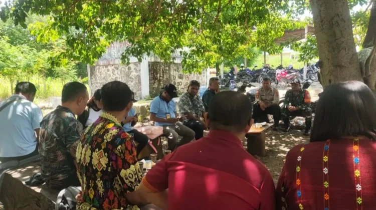 Babinsa Lewoleba Edukasi Siswa SMKN 2 tentang Kebersihan dan Kamtibmas