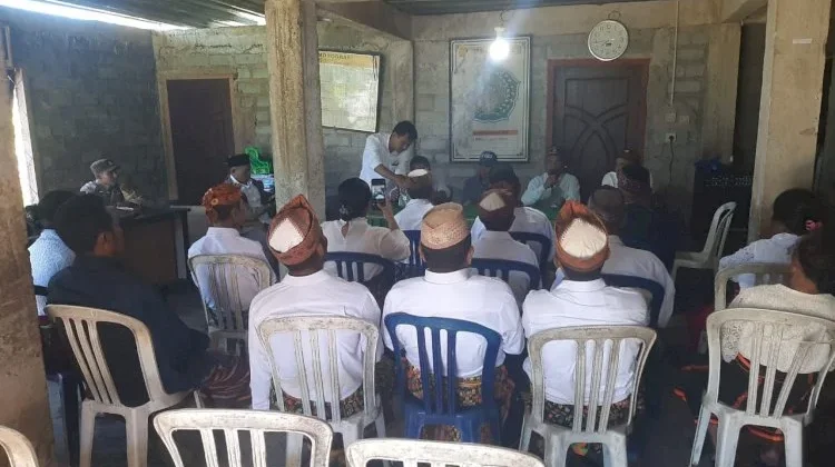 Bhabinkamtibmas Rahong Utara Kawal Pendaftaran Bakal Calon Kades Golo Langkok