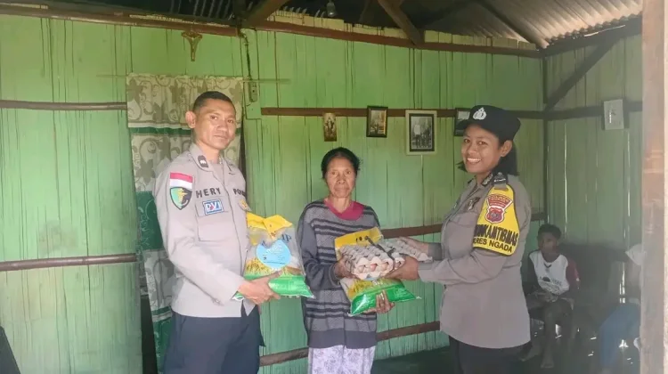 Lansia di Bajawa Terima Bantuan Polres Ngada