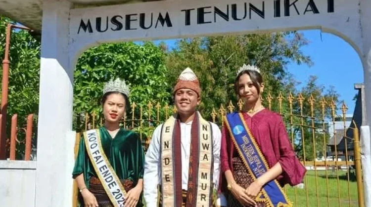 Ko'o Fai Nuwa Muri dan Miss Teen Supra Stars Promosikan Tenun Ende