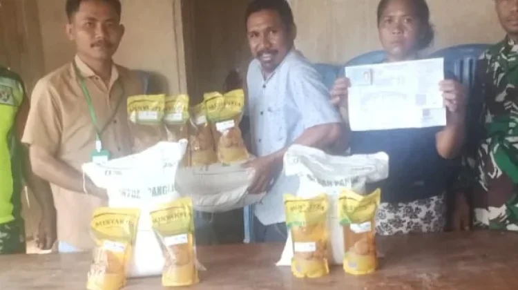 Babinsa Koramil Elar Kawal Penyaluran Bantuan Pangan Bagi Warga Kembang Mekar