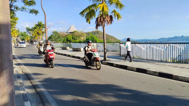Disiplin Pakai Helm, Warga Labuan Bajo Tuai Pujian Wisatawan