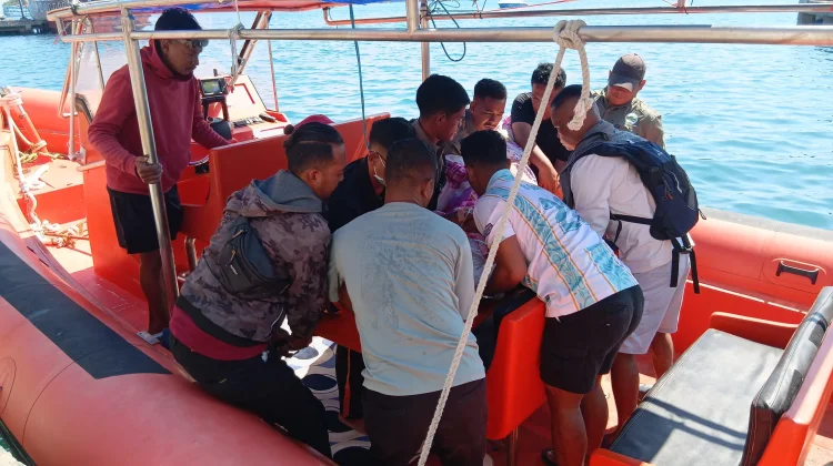 PHC Evakuasi Warga Pulau Komodo Penderita Stroke ke Labuan Bajo