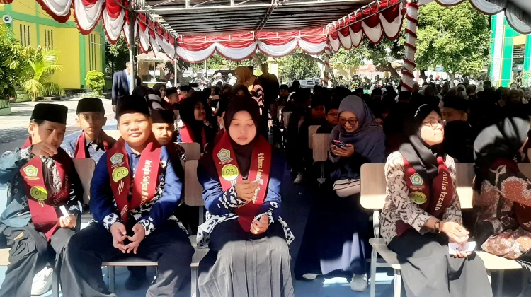 Ratusan Siswa MIN 1 Ende Ikuti Prosesi Kelulusan Penuh Haru dan Syukur