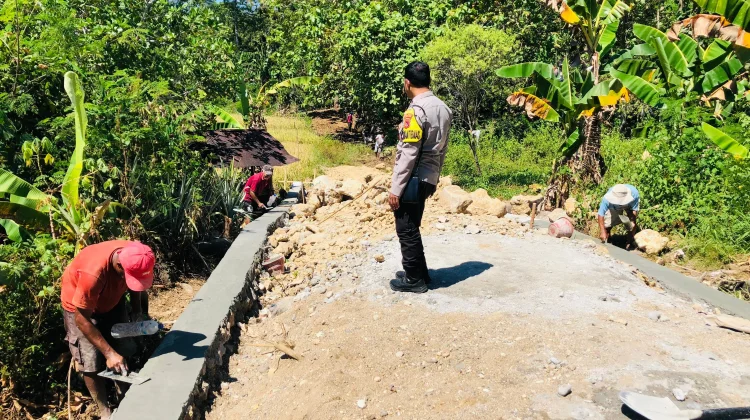 Kawal Transparansi Anggaran, Bhabinkamtibmas Pantau Proyek Jalan Tani Ongko Leba